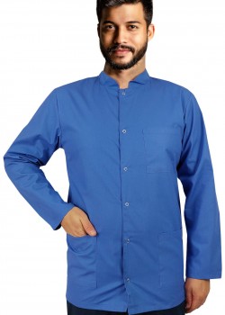 Vīriešu medicīniskā blūze ar stāvapkakli zilā krāsā ar garām piedurknēm Vīriešu medicīniskā blūze ar stāvapkakli zilā krāsā ar garām piedurknēm