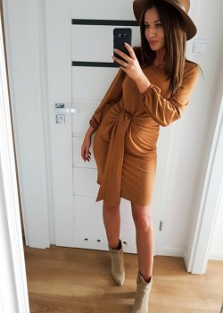 275-1 JENNY Ērta kleita ar iesējumu jostasvietā - karamele 275-1 JENNY Ērta kleita ar iesējumu jostasvietā - karamele