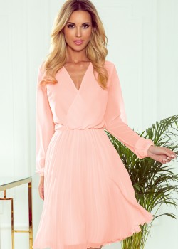 313-2 ISABELLE Plisēta kleita ar kakla izgriezumu un garām piedurknēm - persiku krāsā 313-2 ISABELLE Plisēta kleita ar kakla izgriezumu un garām piedurknēm - persiku krāsā