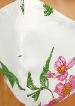 CV012 Atkārtoti lietojamas dekoratīvās maskas - Baltas ar savvaļas ziediem - 100% kokvilna - 2 gab. CV012 Atkārtoti lietojamas dekoratīvās maskas - Baltas ar savvaļas ziediem - 100% kokvilna - 2 gab.