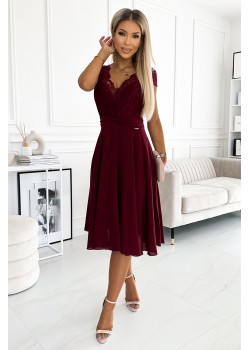 381-5 LINDA - šifona kleita ar mežģīņu kakla izgriezumu - Burgundijas krāsā