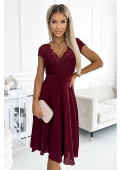 381-5 LINDA - šifona kleita ar mežģīņu kakla izgriezumu - Burgundijas krāsā