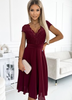 381-5 LINDA - šifona kleita ar mežģīņu kakla izgriezumu - Burgundijas krāsā 381-5 LINDA - šifona kleita ar mežģīņu kakla izgriezumu - Burgundijas krāsā